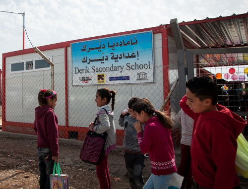 طلاب يتجهون إلى البيت بعد يوم دراسي في ثانوية ديرك في مخيم دوميز، كردستان